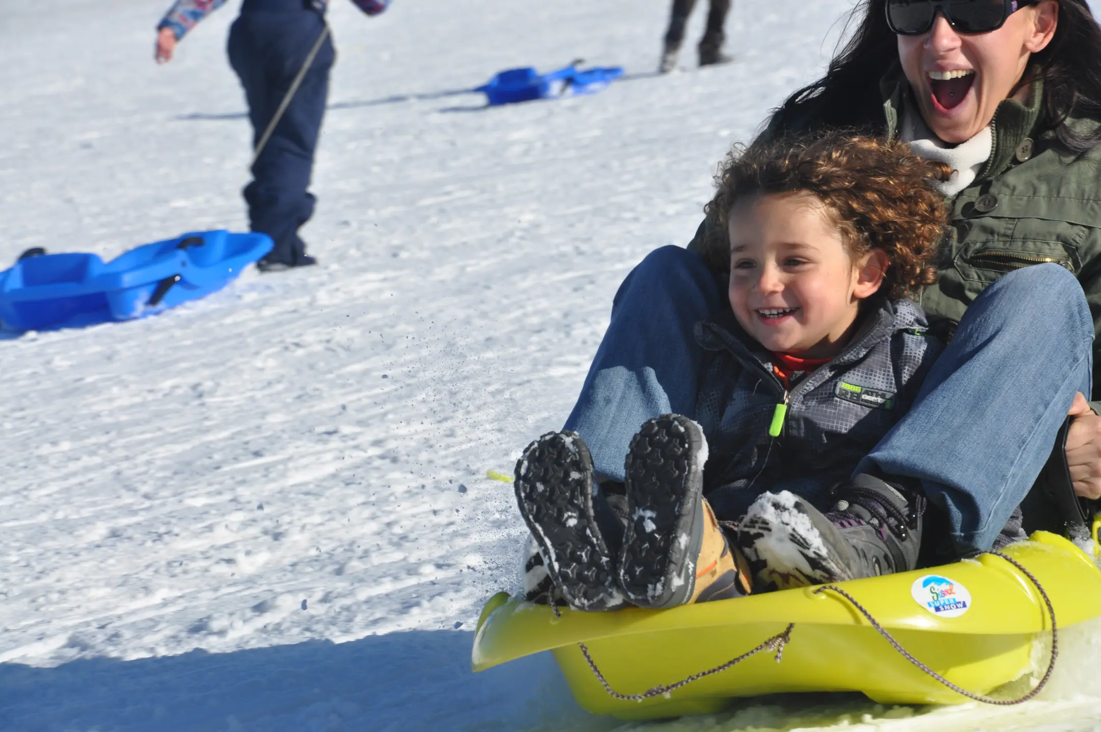 snowboard(0.89), surfboard(0.88), person(0.84), person(0.79), person(0.75)