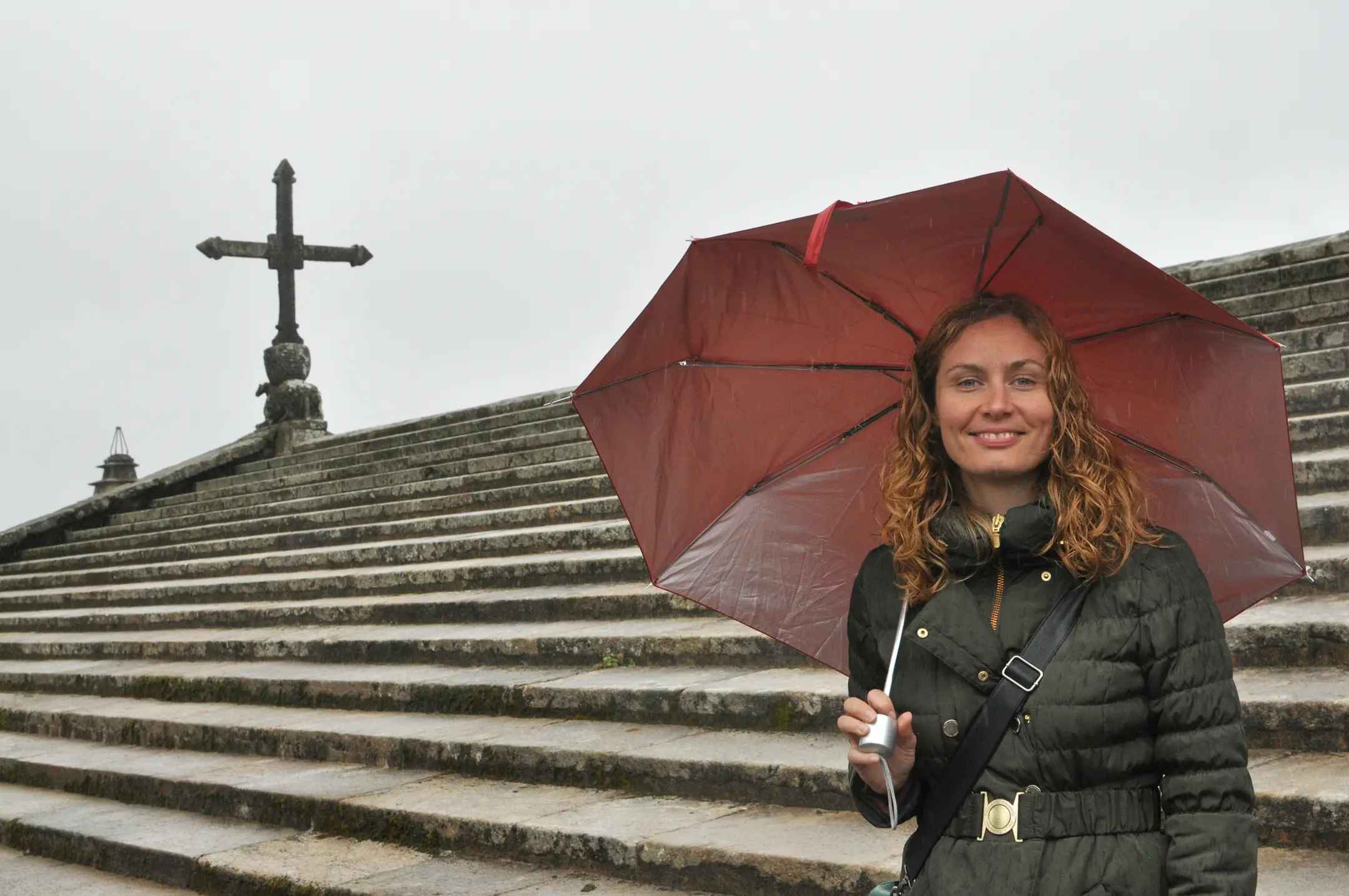 person(0.93), umbrella(0.89), handbag(0.70)