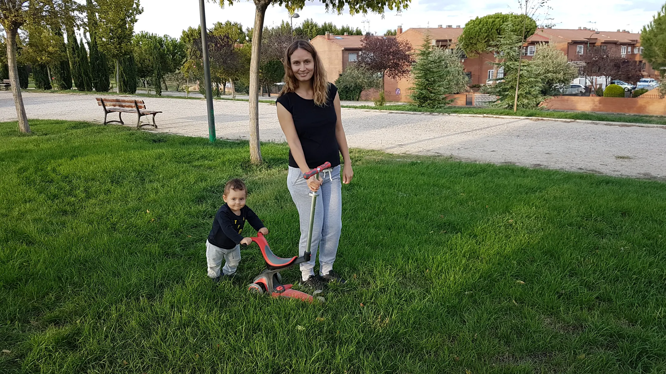 person(0.88), bench(0.88), frisbee(0.68), person(0.63)