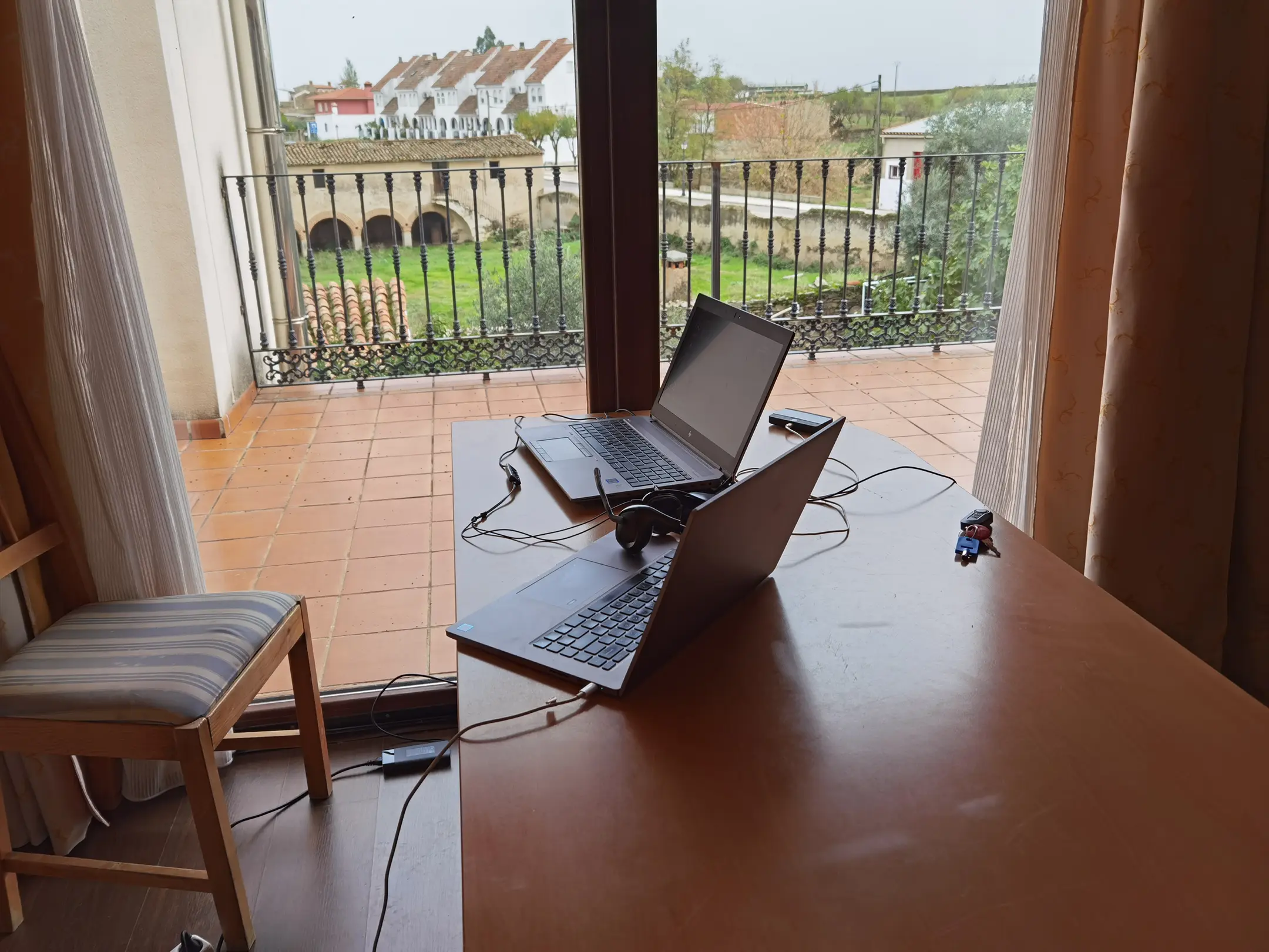 laptop(0.95), laptop(0.87), chair(0.76), dining table(0.51)