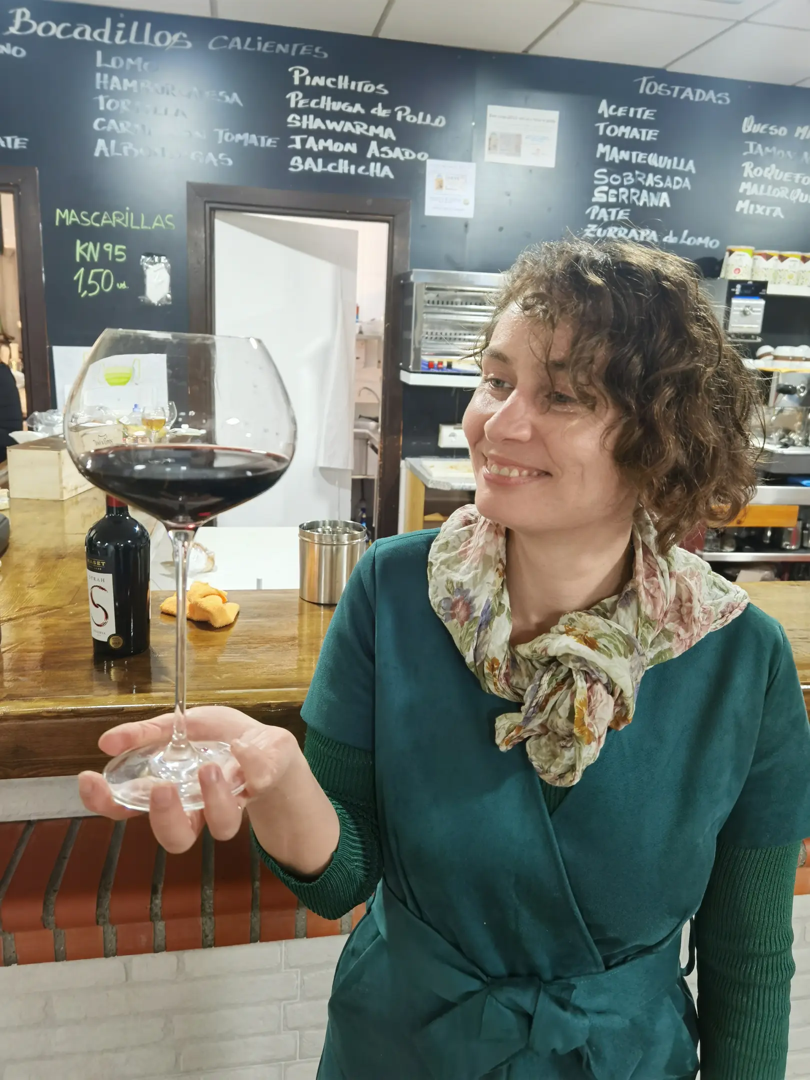 person(0.93), wine glass(0.89)