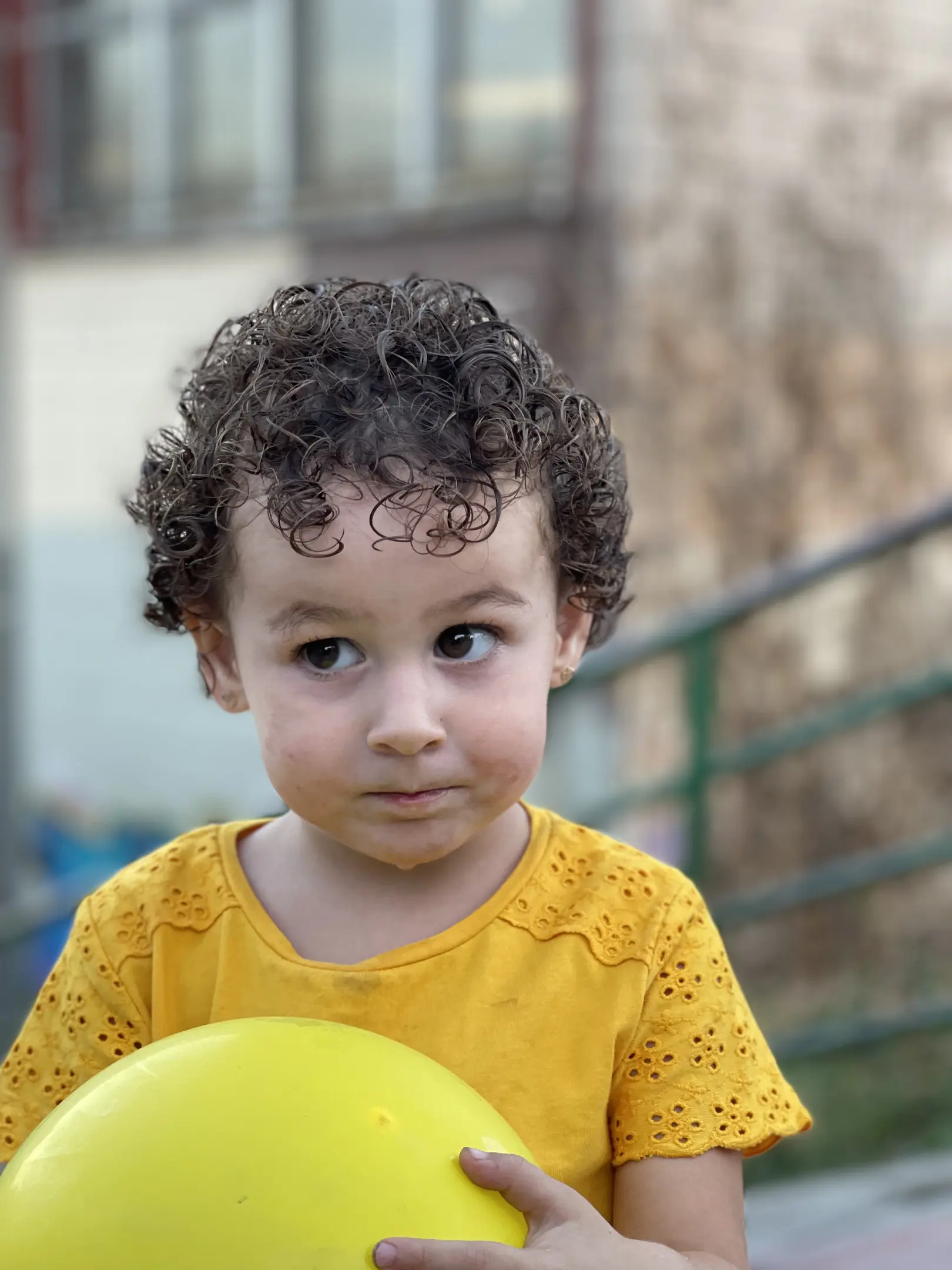 frisbee(0.92), person(0.90)