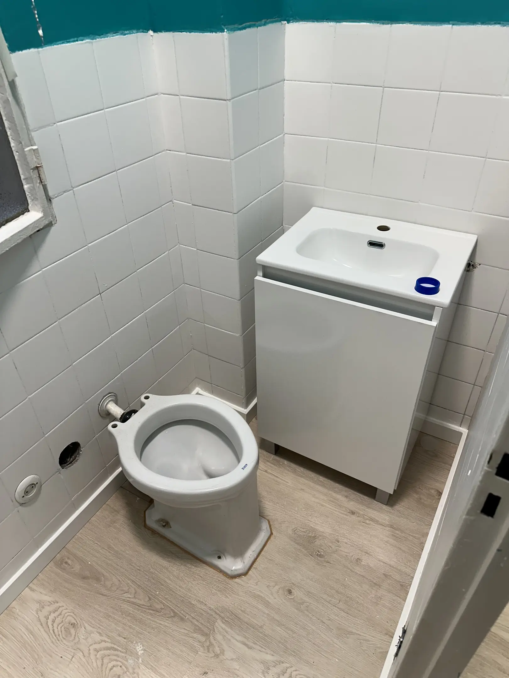 toilet(0.76), sink(0.55)