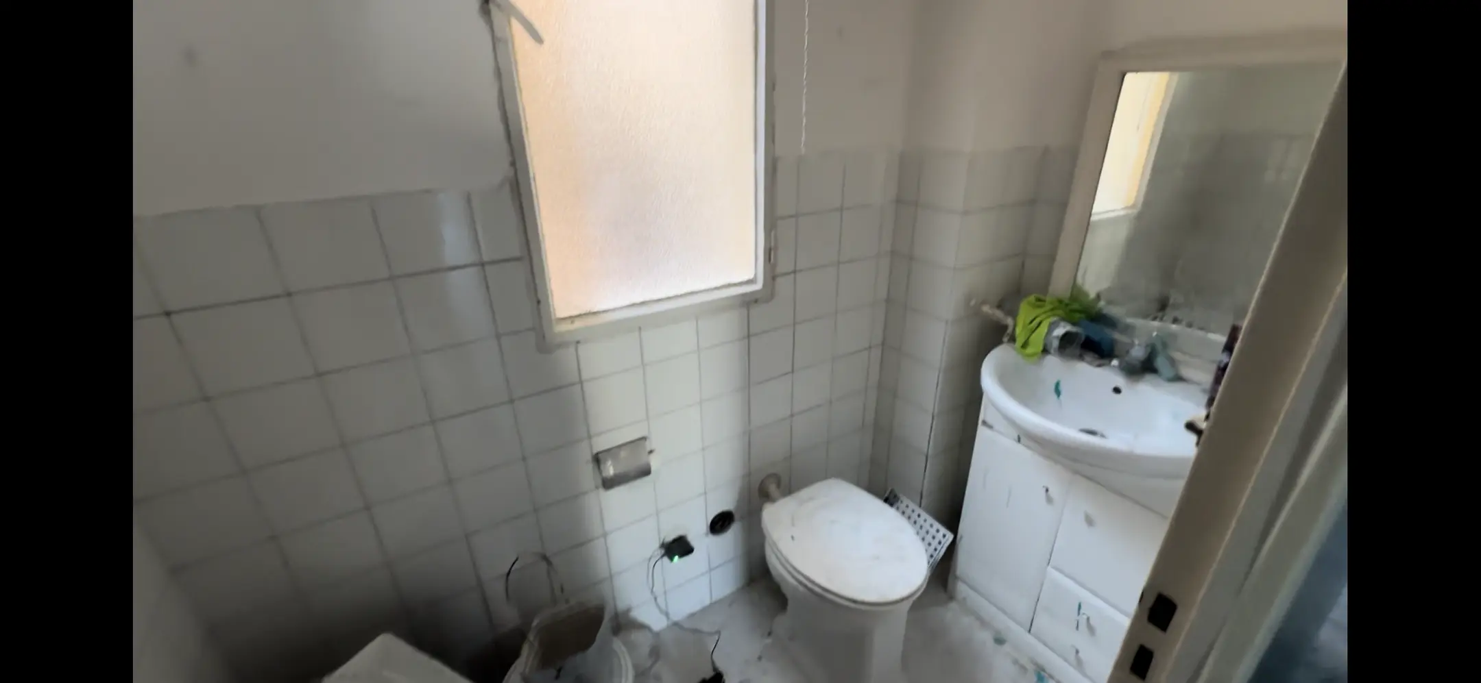 sink(0.72), toilet(0.63)